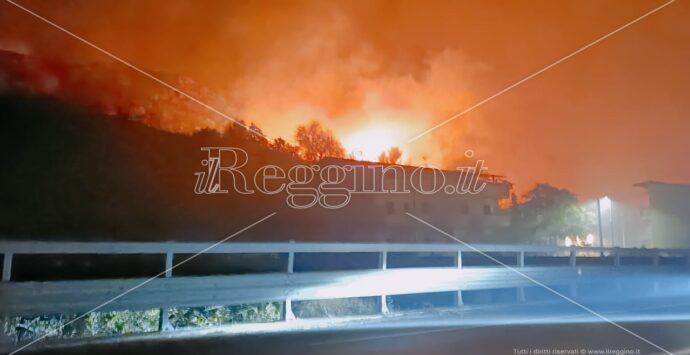 Capo d’Armi distrutta dalle fiamme, famiglie sfollate dalle case nel cuore della notte – VIDEO E FOTOGALLERY