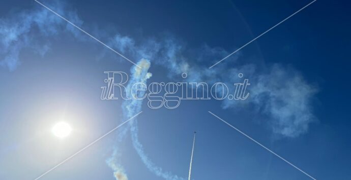 Non solo Frecce tricolori, paracadutisti e tute alari alla conquista dei cieli dello Stretto – FOTOGALLERY