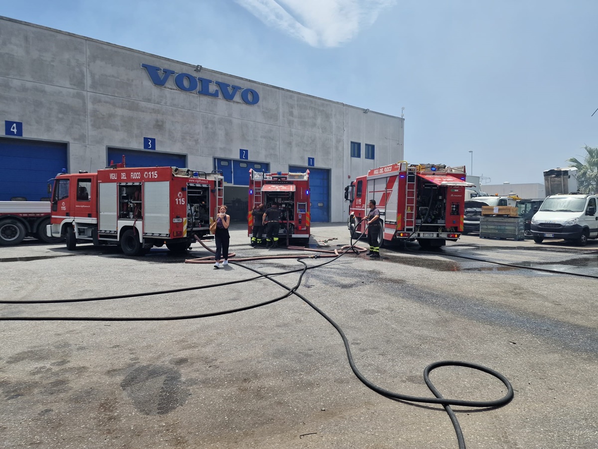 Campo Calabro, incendio avvolge l’officina Volvo: Vigili del fuoco in azione – VIDEO
