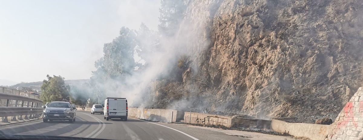 Incendio sulle colline di Capo d’Armi: numerosi piccoli incendi anche a Pellaro