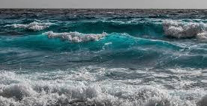 Altruismo e coraggio, 16enne di Reggio Calabria salva due anziani travolti dalle onde del mare