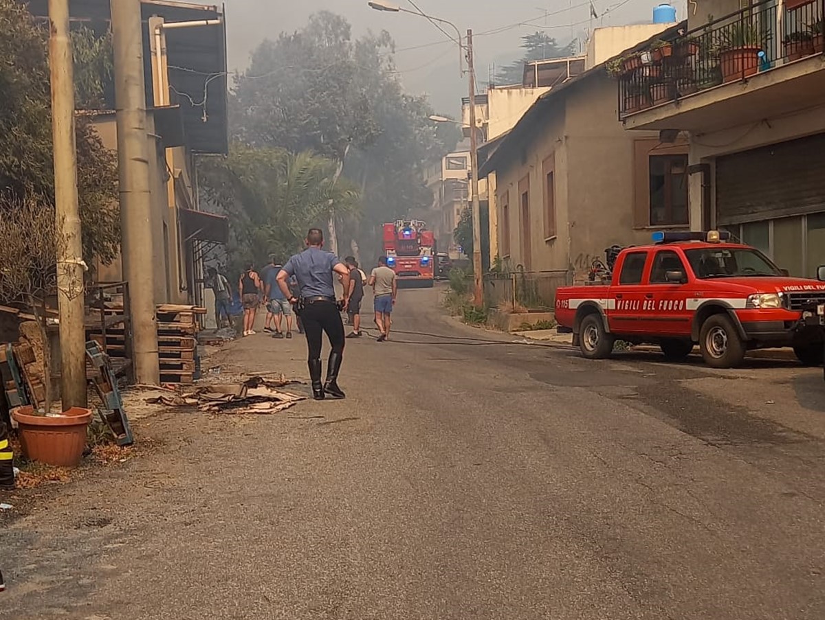 Incendi a Reggio, Marra: «Abbandonati dalle Istituzioni locali»