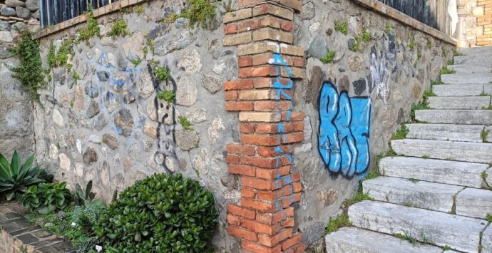 Reggio, via Giudecca funziona? Ecco i soliti vandali in azione – FOTOGALLERY