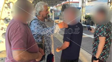 Grillo in Calabria accolto da un “falso” accompagnatore: «Ridammi indietro il reddito di cittadinanza»