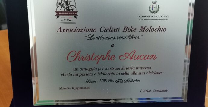 In bici da Lione a Molochio, l’Amministrazione comunale omaggia Christophe Aucan – FOTOGALLERY