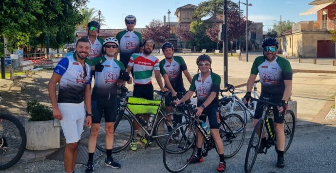 In bici da Lione a Molochio, l’Amministrazione comunale omaggia Christophe Aucan – FOTOGALLERY