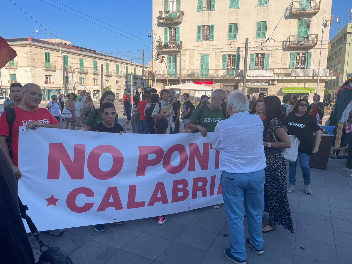 Messina, il corteo No Ponte pronto a sfilare sul viale San Martino – FOTO e VIDEO