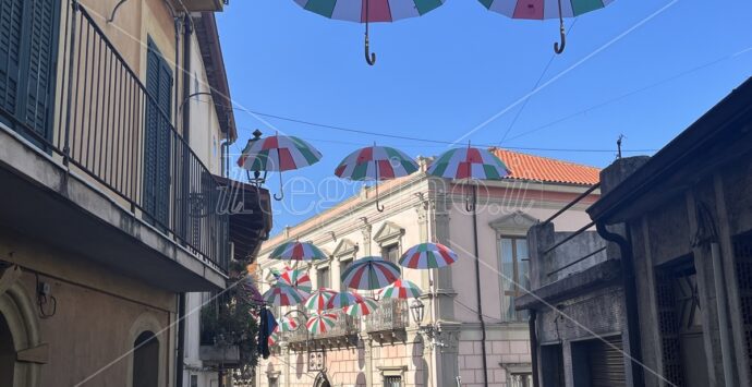A Varapodio ombrelli tricolori “sventolano” su via Umberto I – FOTO e VIDEO
