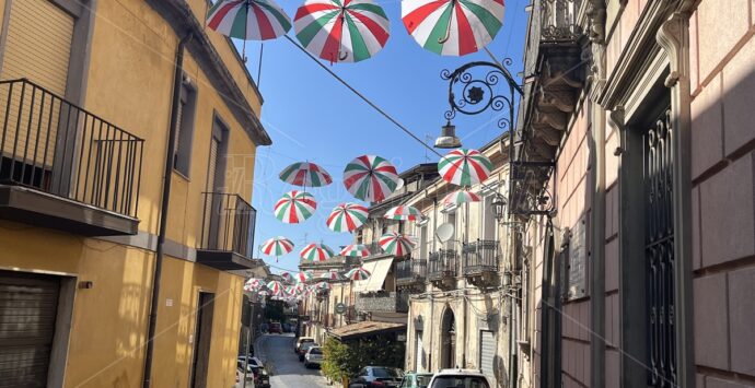A Varapodio ombrelli tricolori “sventolano” su via Umberto I – FOTO e VIDEO