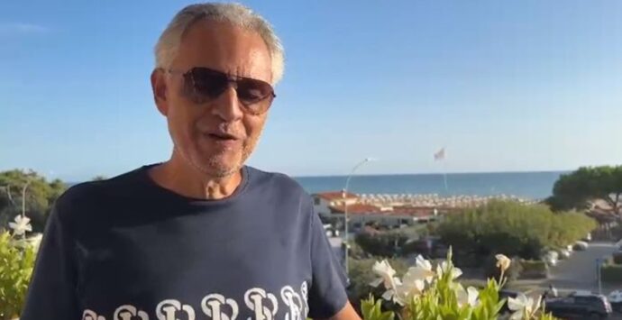 Il tenore Andrea Bocelli in un collegamento video saluta Martina e tutta la città di Palizzi