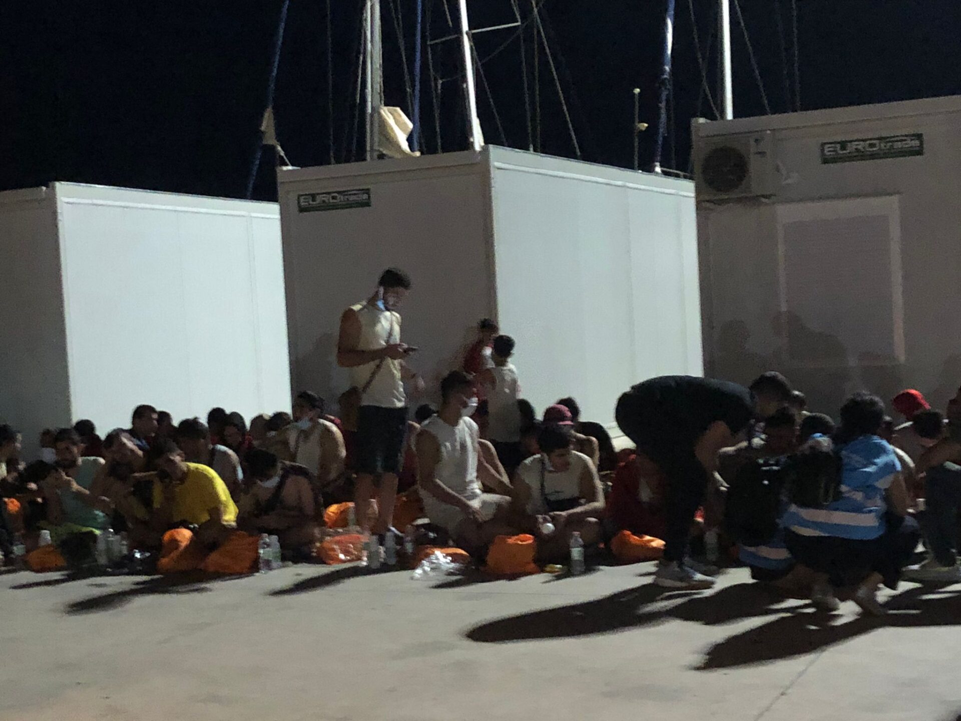 Roccella, gli sbarchi non si fermano: soccorsi nella notte 76 migranti