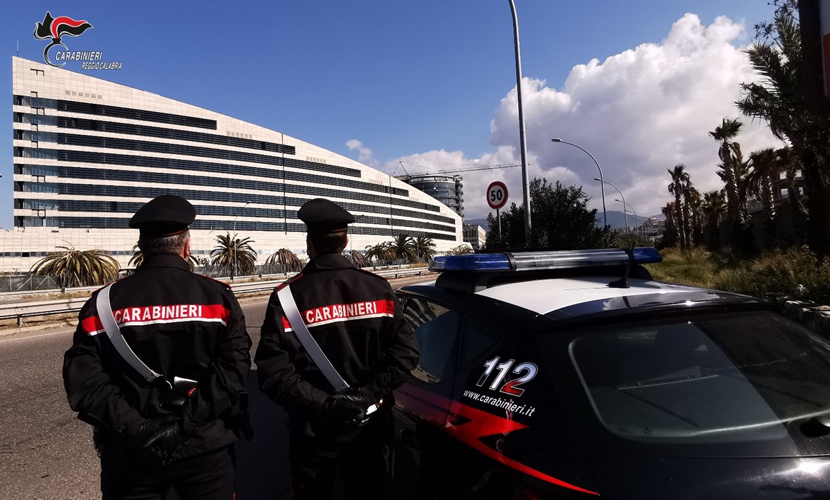 Reggio, controlli e perquisizioni dei carabinieri: 2 arresti per droga e 2 per evasione