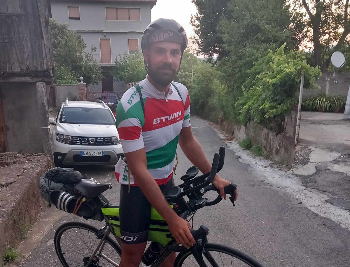 In bici da Lione a Molochio, Christophe Aucan è ripartito questa mattina