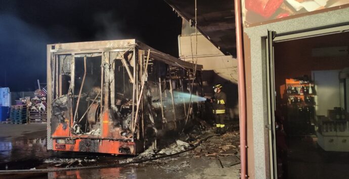 Siderno, in fiamme un food truck: danni anche a un negozio vicino