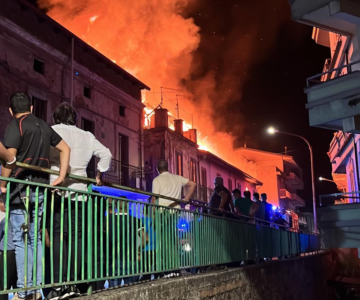 Sant’Eufemia d’Aspromonte, edifici in fiamme: evacuate alcune famiglie – VIDEO