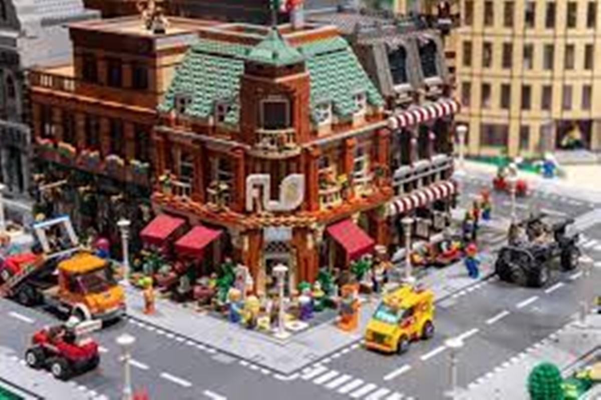 “I Love Lego”, nel foyer del Cilea la mostra sui mattoncini più amati al mondo