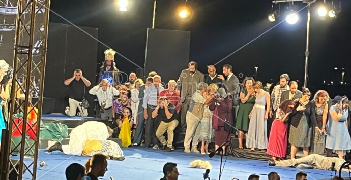 Reggio, la vita e la storia sul palcoscenico del teatro: Pagliacci incanta il pubblico dello Stretto  – FOTO