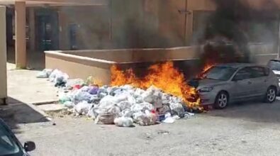 Reggio, bruciati rifiuti in pieno centro: a fuoco anche un’automobile – VIDEO