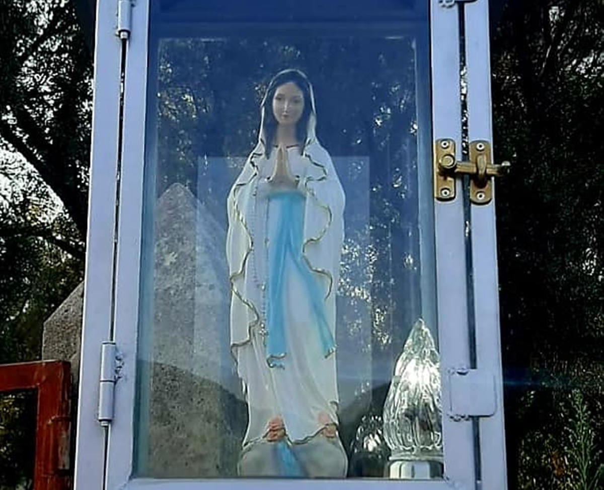 Molochio, i cittadini ricomprano la statuina della Madonna danneggiata dal vento