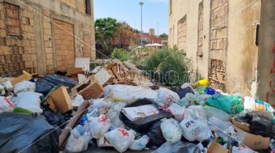 Reggio, a Tremulini il centro polifunzionale sommerso dai rifiuti bruciati – VIDEO E FOTOGALLERY