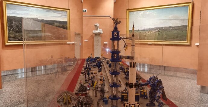 Dai fori imperiali alle atmosfere spaziali, i mattoncini Lego ricostruiscono la realtà: già 3mila ingressi in Pinacoteca – VIDEO E FOTO