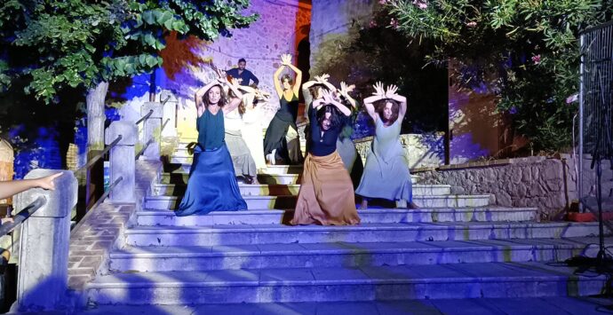 Monasterace, danze e canti che si intrecciano in armonie senza tempo nel Tarantella Power