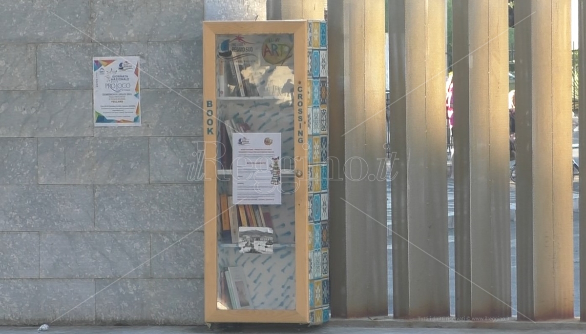 Da mobili in discarica a casette per i libri donate alla comunità: la pro loco Reggio Sud dà nuova vita agli scarti – VIDEO