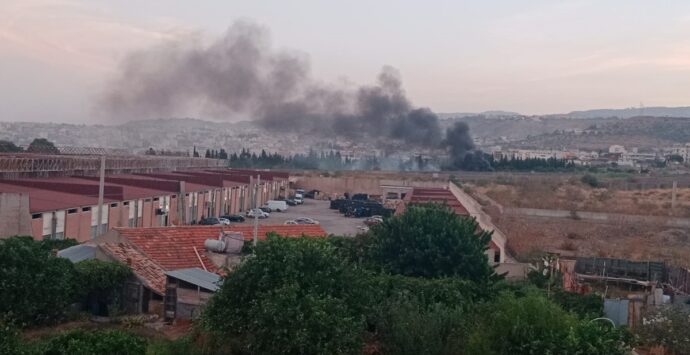Reggio, incendi e fumi infestano l’area e l’ambiente a Mortara