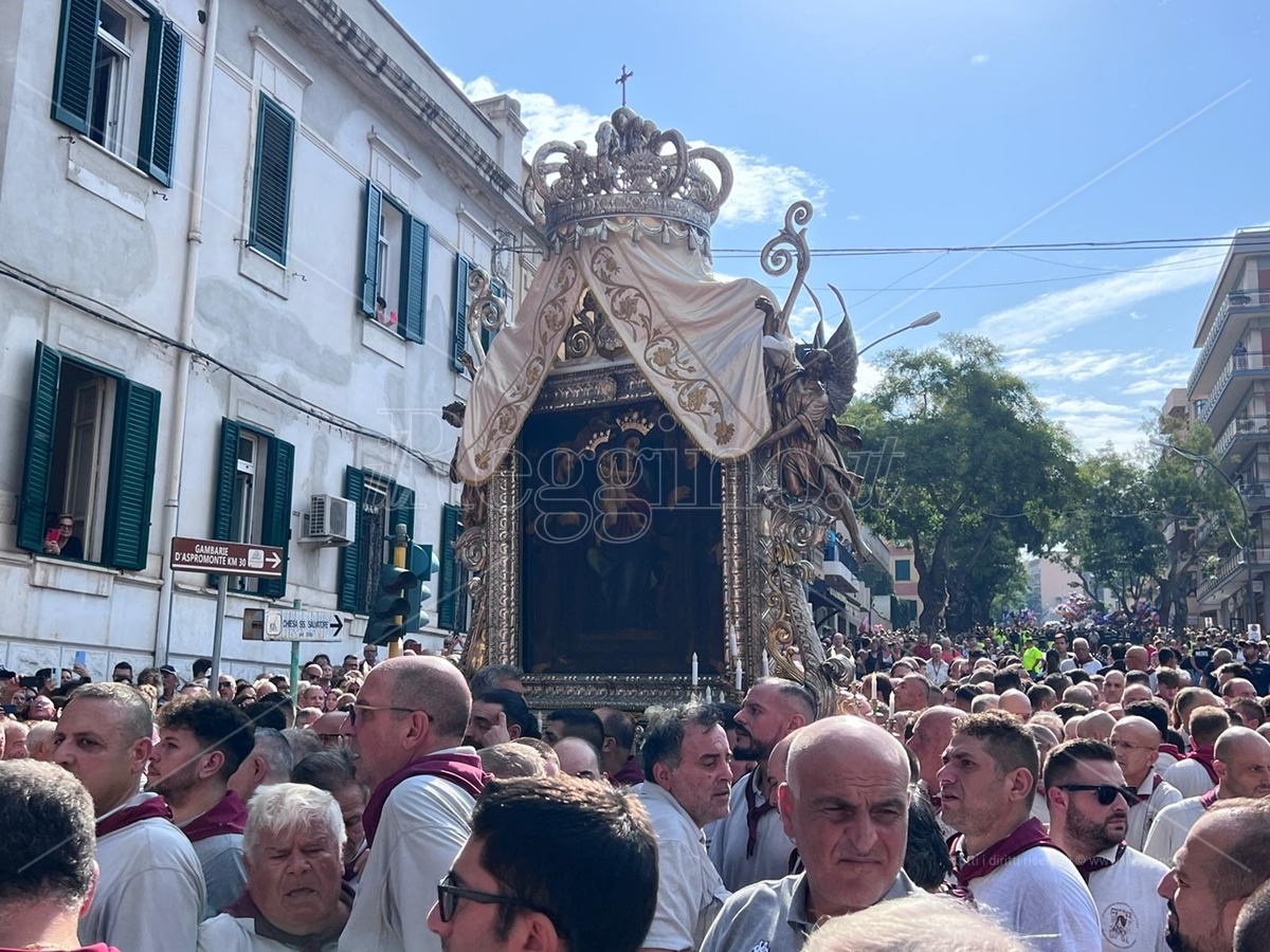 Reggio, la consegna dell’Effigie della Madonna della Consolazione all’Arcidiocesi alla presenza dei sindaci – FOTO