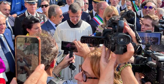 Reggio, la consegna dell’Effigie della Madonna della Consolazione all’Arcidiocesi alla presenza dei sindaci – FOTO