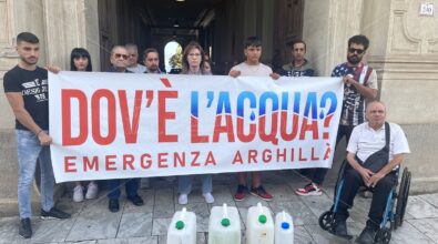 Reggio, residenti di Arghillà in protesta al Comune: «Dov’è l’acqua?» – VIDEO
