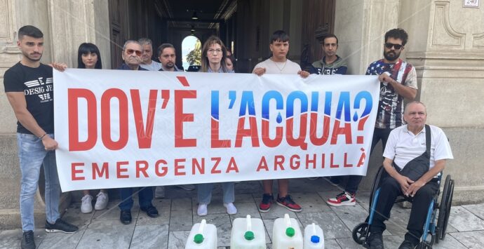 Reggio, residenti di Arghillà in protesta al Comune: «Dov’è l’acqua?» – VIDEO