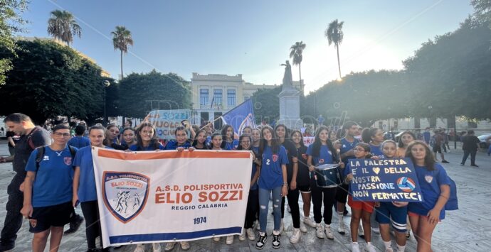 Reggio, società sportive in piazza Italia per salvare la pallavolo in città – FOTO e VIDEO