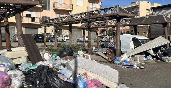Reggio, rifiuti e degrado al rione Marconi: nessuna tregua –  FOTO