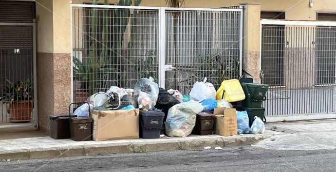 Reggio, rifiuti e degrado al rione Marconi: nessuna tregua –  FOTO