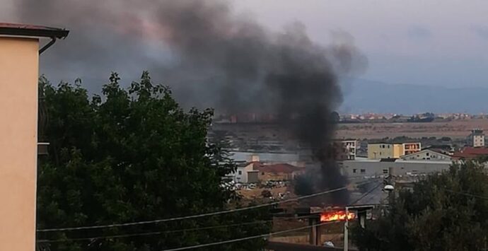 Reggio, a Mortara ennesimo risveglio con fuoco e fumi