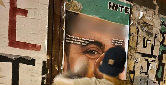 Reggio, il volto di Saladini con naso di maiale in centinaia di manifesti affissi in città