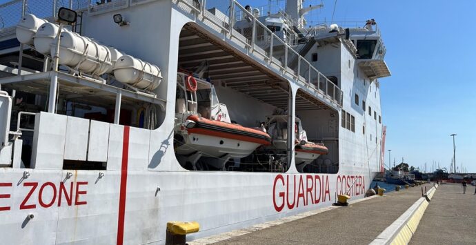 Reggio, in porto la nave Dattilo: sbarcano 350 migranti