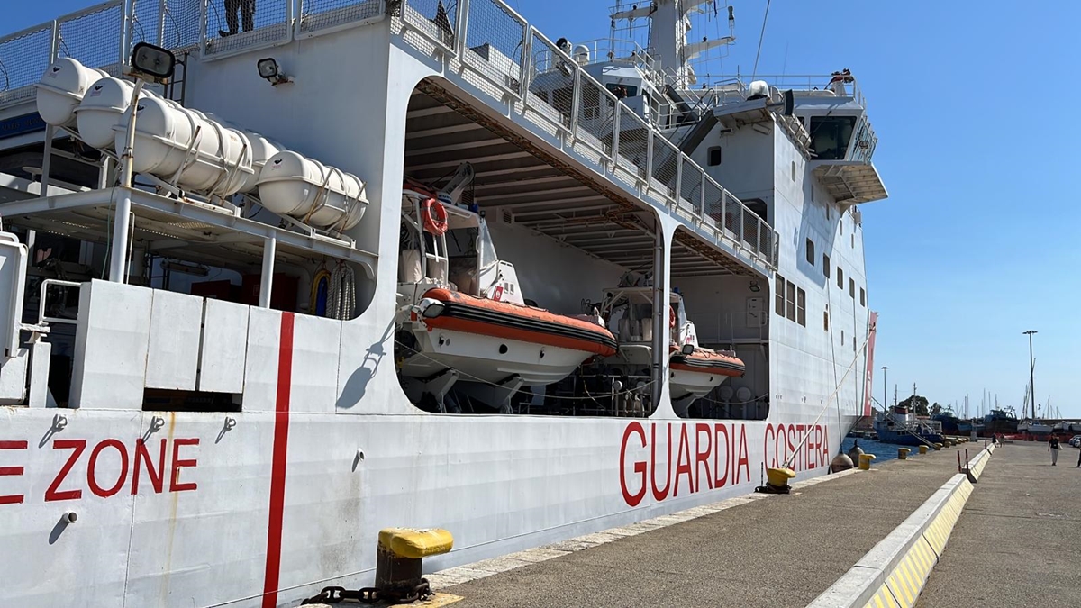 Reggio, in porto la nave Dattilo: sbarcano 350 migranti