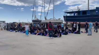 Migranti, gli sbarchi continuano: soccorse a Roccella 95 persone – VIDEO