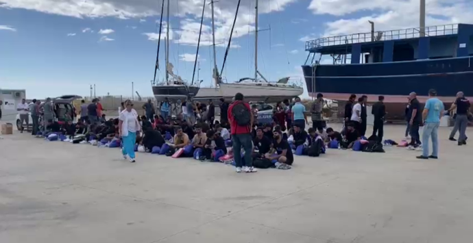 Migranti, gli sbarchi continuano: soccorse a Roccella 95 persone – VIDEO