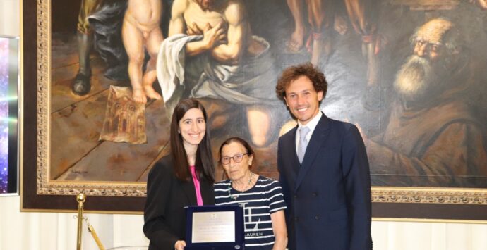 La giovane astrofisica Vittoria Altomonte premiata in Consiglio Regionale – FOTO