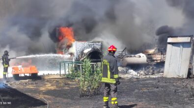 Marina di Gioisa Jonica, in fiamme un deposito: distrutti mezzi pesanti e macchinari