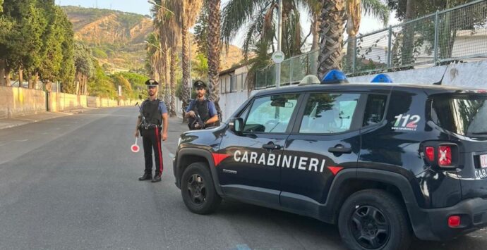 Reggio, cerca di liberarsi della droga ma viene sorpreso dai carabinieri: in manette 42enne