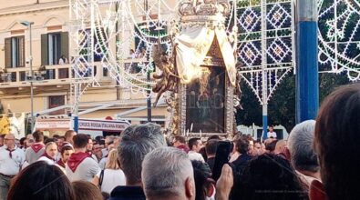 «Ora e sempre evviva Maria»: la Vara comincia la sua “passeggiata” tra i fedeli – FOTOGALLERY