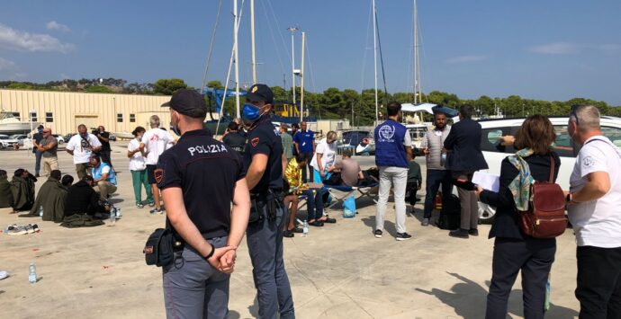 Migranti, non si fermano gli sbarchi nella Locride: soccorse a Roccella 59 persone – FOTOGALLERY