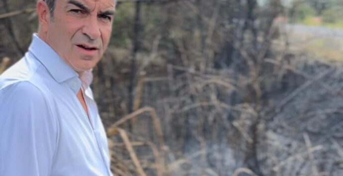 Tentato incendio casa al mare di Occhiuto: «Per la mia guerra ai piromani»