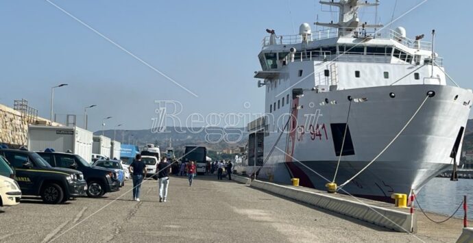 Reggio, sbarcano 400 migranti soccorsi in mare. La testimonianza: «Salvati dopo il ribaltamento del nostro barcone»