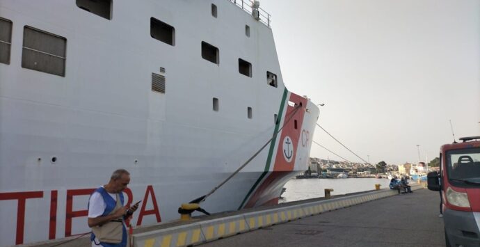Reggio, nave Diciotti in porto: sbarcano 400 migranti soccorsi in mare