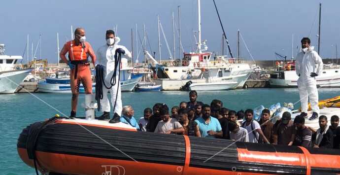 Reggio, arrivati al porto i 59 migranti soccorsi a Roccella